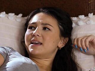 بلوندي بطيز كبيرة تغري بستايل هندي وآسيوي