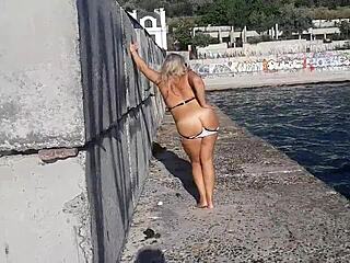 Mám mokrý velký kozy z kouření hračky na veřejnosti. Masáž prdele horké milfky mě rajcuje!