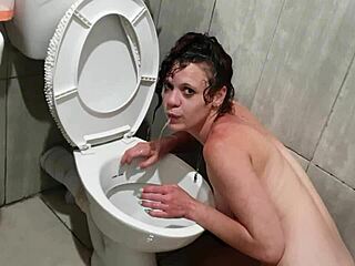 zorra del baño flaca mea en la cara durante humillación en escena de coño apretado