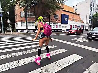 Culona Aprendiendo A Andar En Patines Exhibiendo Su Gran Culo!