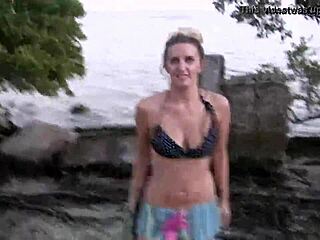 oh Mann, schau dir die dünne nerdige blonde 18+ beim Bikini-Flashing-Striptease am Strand im Casting an!