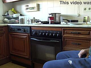 ภรรยาเพื่อนบ้านอินเดียกลืนน้ำเงี่ยนหลังแฟลชในครัว