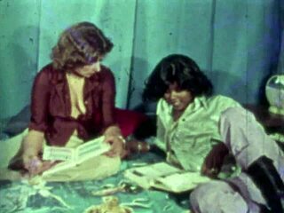 Vintage interracial lesby lížu chlpaté pičy