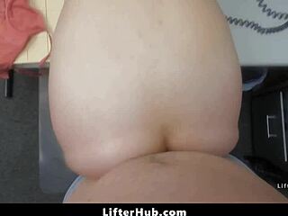 ضابط مول يفتش شابة على سرقات