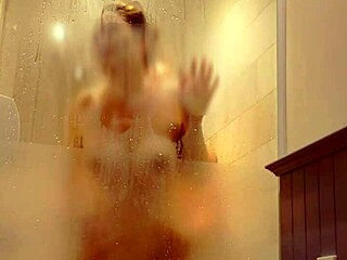 Vợ ẹp Bị Ịt Trong Phòng Tắm With Cum In Mouth!