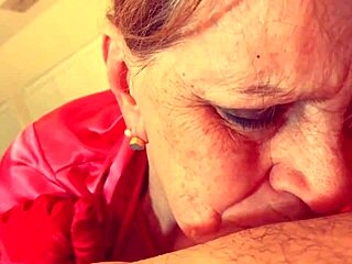 Ehi nonna, vuoi succhiarmelo con quel corsetto?