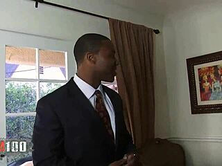 ברונטית חרמנית עם כוס שעירה מתכופפת ומקבלת דפיקה מזין שחור ענק