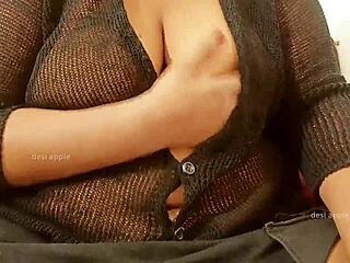 Mătușa indiană îi arată sânii mari vecinului