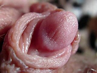 Extrémny detail na môj obrovský pulzujúci klitoris v tesnej vyholenej pičke