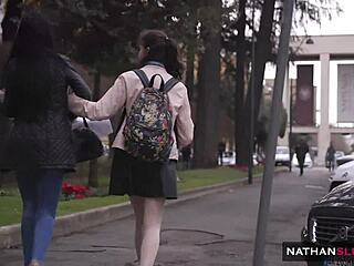 Malá kočka divoko saje a šuká v šialených porno videách 😍