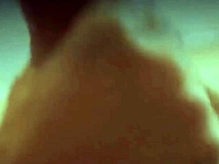 Chupando una buena polla sacando su semen 😏