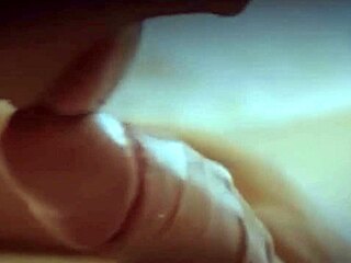 Chupando una buena polla sacando su semen 😏