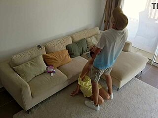 바람난 남편이 작고 귀여운 18+ 베이비시터 박고 달콤한 크림파이