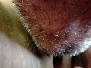 jeg slikker denne asiatiske fitta mens jeg finger og runker henne