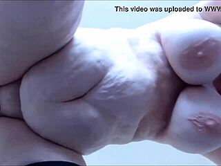 Zrela amaterska BBW z ogromnimi joškami jebana.