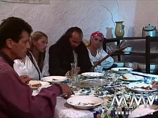 Зряла кучка смуче твърд кур в ретро сцена