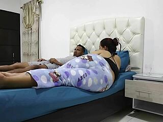 Bruneta mačehova sestra nagnjena za hardcore z velikim kurcem, velika rit ga vzame 1. del