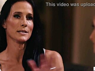 vroče stresne mame se poglobijo v lezbični seks z lizanjem velikih jošk