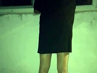 Турецкая зрелая дама в нейлоне убирает поздно ночью, так горячо! 🔥