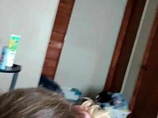 ميلف وسخة تبصق لبن على بزازها في مشهد خول