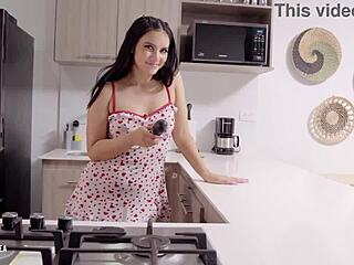 Stunning Indian Girl Dances to Ringa Ringa While Masturbating - Min Galilea