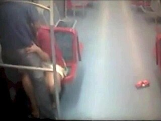 โดนจับได้ตอนแต่งตัวข้ามเพศในรถไฟเมโทรซานติอาโก กลายเป็นการเสียวสาธารณะสุดวาย