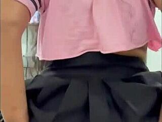 Universitaria ceduse a compañero de clases mientras charlando
