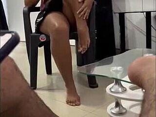 Universitaria ceduse a compañero de clases mientras charlando