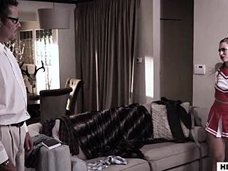 Velho Fode a Vizinha de 18 Anos Jill Kassidy com Rabos de Cavalo Pulando