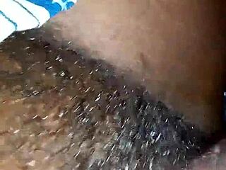 Figa matura dolce si bagna con la sborrata di un amico nero a letto!