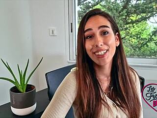 Camila Jolie ukazuje veľké cicí v európskej amatérskej scéne.