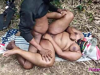 Tučná riť dostáva riadne v dedinskom kríku