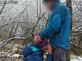 Pequena gostosa 18+ engole porra após boquete público no rio da montanha! 😏