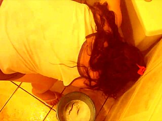 Дневник порноактрисы - уборка ванной в карантине, большая грудь латинской шлюхи соло