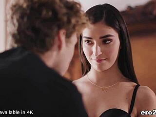 Mec, Emily Willis m'a accroché avec cette plongée dans sa douce chatte...