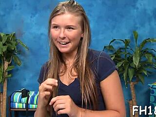 Hej, pozri na túto mladú kočku so šťavnatou zadnicou, ako ju ošukajú na masáži! 