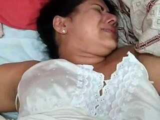 ワオ！インド娘が巨大チンポを喉奥まで咥える！