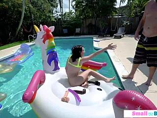 小柄18+ライリー・ジーンがプールでオナニー玩具