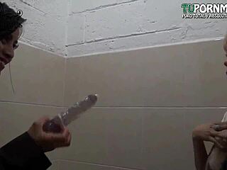 una amiga mayor comparte momentos casuales