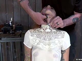 מאסטר ומיסטרס שולטים בבחורה קשורה עם הצלפות קשוחות