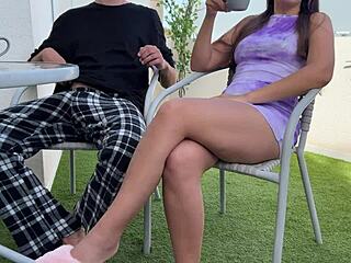 Ο ετεροθαλής αδερφός οδήγησε το χέρι μου στο τεράστιο πούτσο του για αληθινή ηδονή