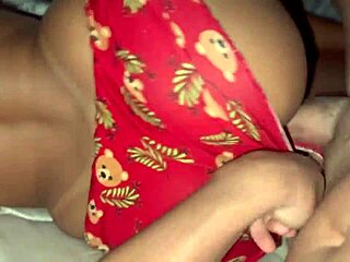 Esposa sedenta por pica vai pra cama com shortinho curto pra provocar o marido