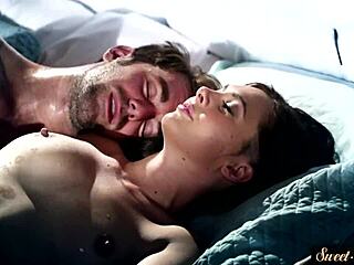 멋진 베이비가 침대에서 이복오빠한테 뚫리고 크림 채워짐