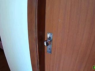 Бедный любовник пускает свою горячую подругу трахаться с экс за бабки в реальной групповухе