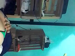 我穿绿丁字裤她口爆后狗爬猛干