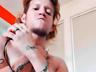 Rasurame, the passive tells his partner, who eagerly shaves and enjoys the clean moment.