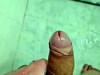 uhh, batendo punheta no banho, so hot!