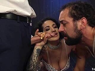 سيّدة ببزاز كبيرة تسيطر وتنيك شباب مزدوجي الميل في ثلاثي سترابون جامح