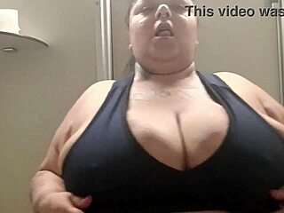 BBWメアリー・ジュアナがジムトイレで大胆チラ見せ！