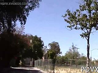 V tejto POV scéne sexi 18+ kurvička cucá vzpriamený kokot do orgazmu